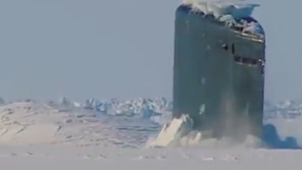 Уникално ВИДЕО: US подводница проби дебел лед и изплува насред Арктика