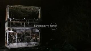 Първи СНИМКИ и ВИДЕО от поредна драма с автобус с 46 пътници, който изгоря на пътя край местността Дервена 