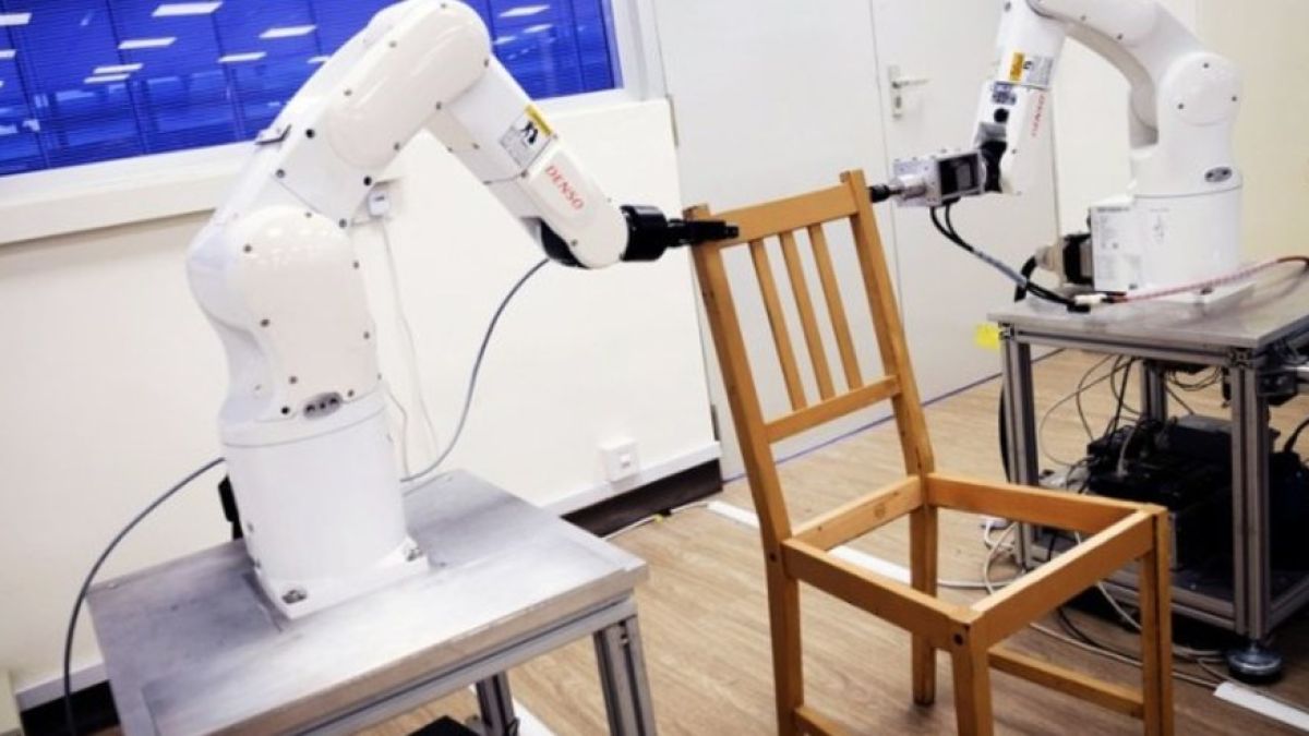 Черно на бяло! Ето как роботи взимат работата на хората в Ikea, работят 100% по-бързо (ВИДЕО)