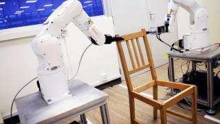 Черно на бяло! Ето как роботи взимат работата на хората в Ikea, работят 100% по-бързо (ВИДЕО)