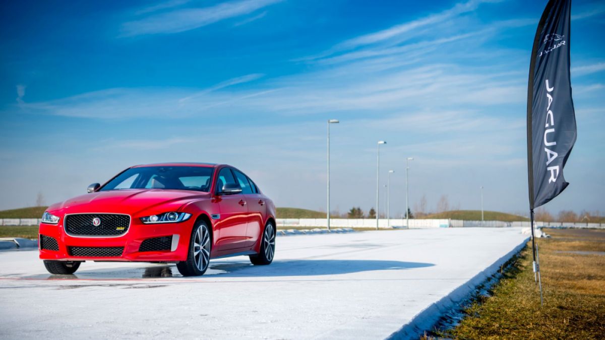  Новият XE 300 SPORT EDITION печели завладяващо състезание върху лед (СНИМКИ)