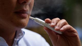 Пушачи захвърлят IQOS! Новите бездимни цигари далеч не са безвредни
