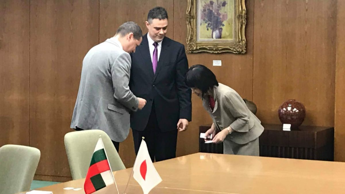 Уникален сувенир с български царе, подарен от губернатора на Софийска област Илиан Тодоров ще краси кабинета на губернатор Харуми Такахаши