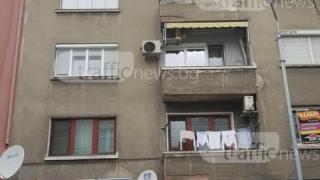 Огромно парче мазилка се стовари на пъпа на Пловдив, едва не уби пешеходци (СНИМКИ)
