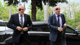 Кирил Добрев нападна остро министър Радев за черната превръзка на окото: Да не се прави на Зоро! (СНИМКА)