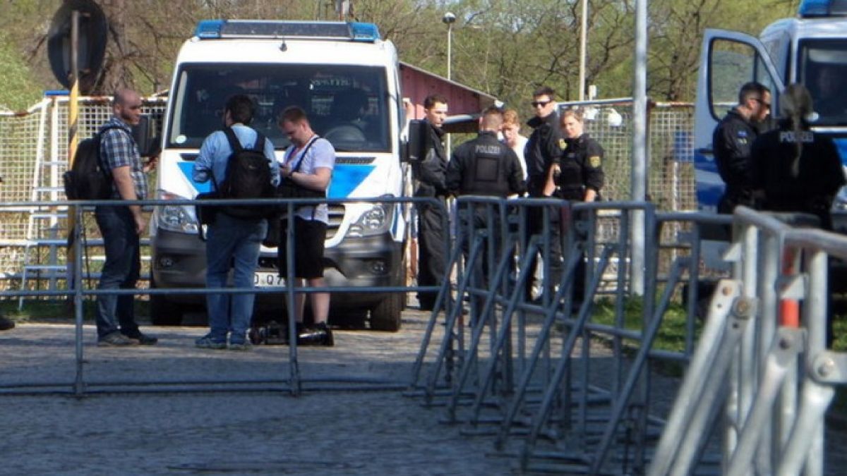 В Германия на нокти: Стотици се стичат в Остриц за годишнина на Хитлер (ВИДЕО)