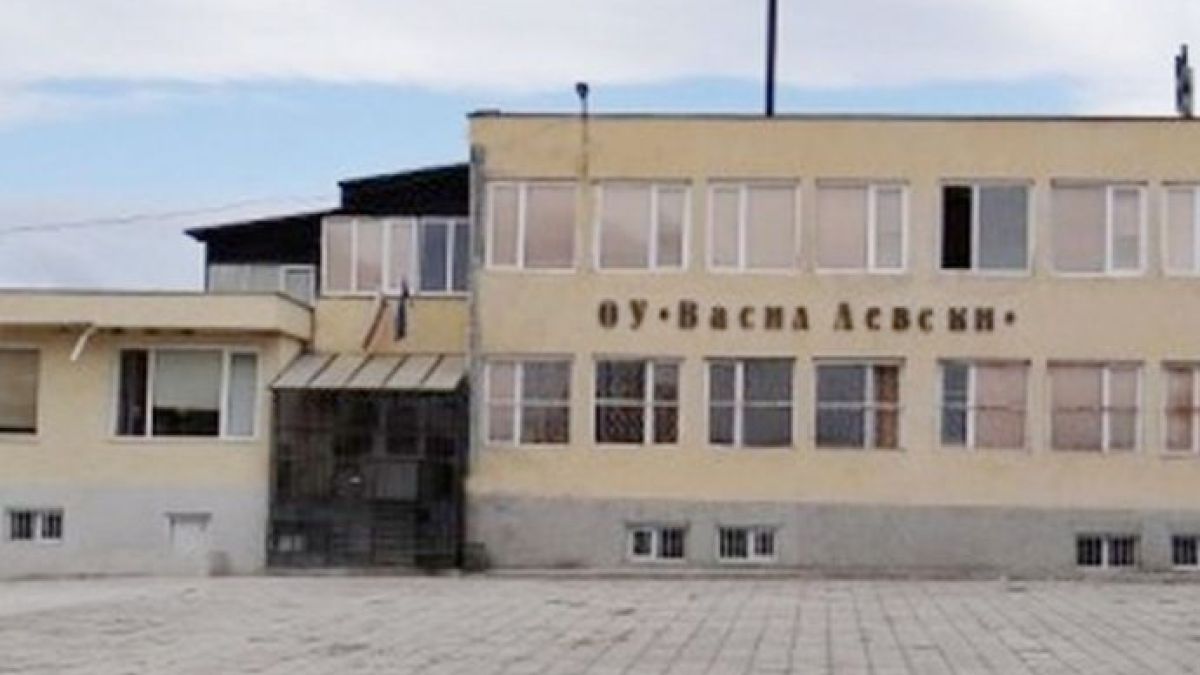 Грозен екшън в бургаско школо: Мургава баба нападна домакинка, раздава шамари и ритници 