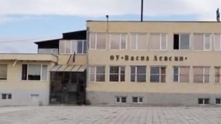 Грозен екшън в бургаско школо: Мургава баба нападна домакинка, раздава шамари и ритници 