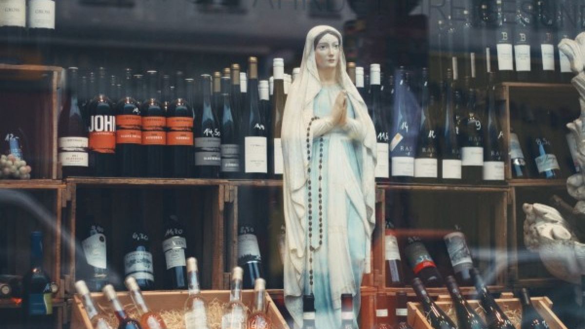 Невероятно, но факт! Църква издигна в култ... алкохола