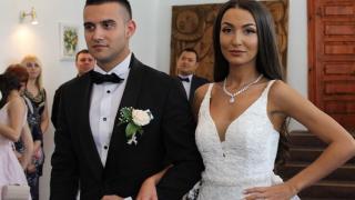 Приказна красавица и роднина на Ванга се омъжи (СНИМКИ)
