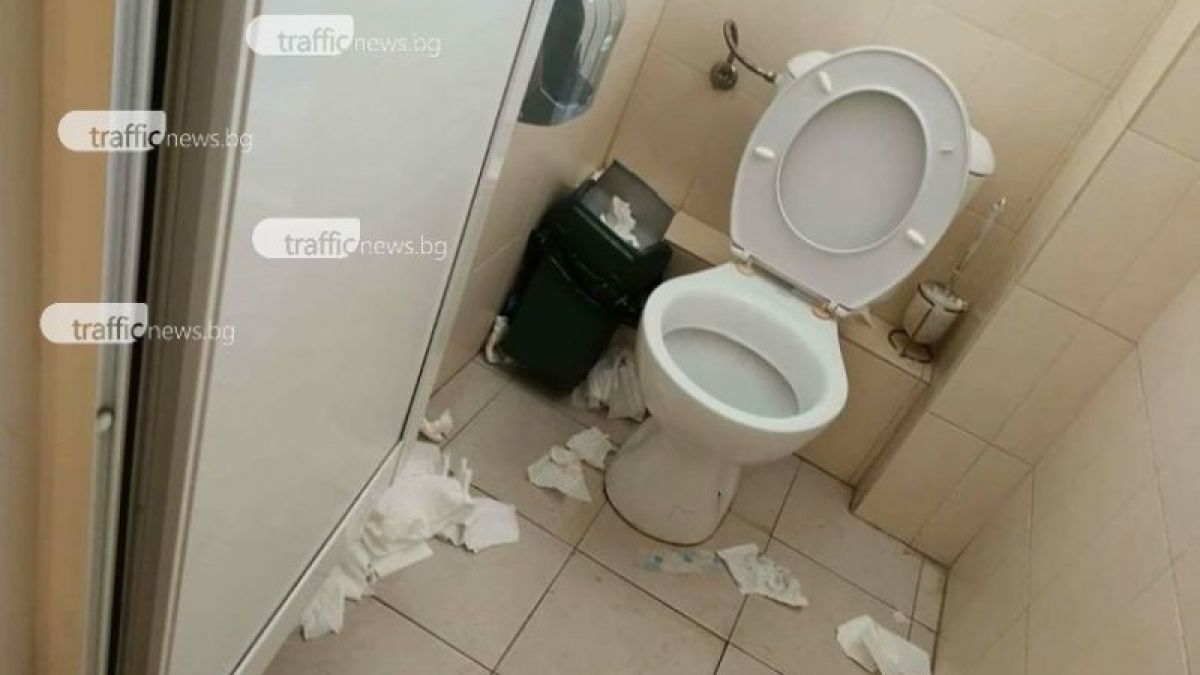 Срам! Вижте как изглеждат тоалетните в пловдивски Дом на културата преди хитов спектакъл (СНИМКИ)