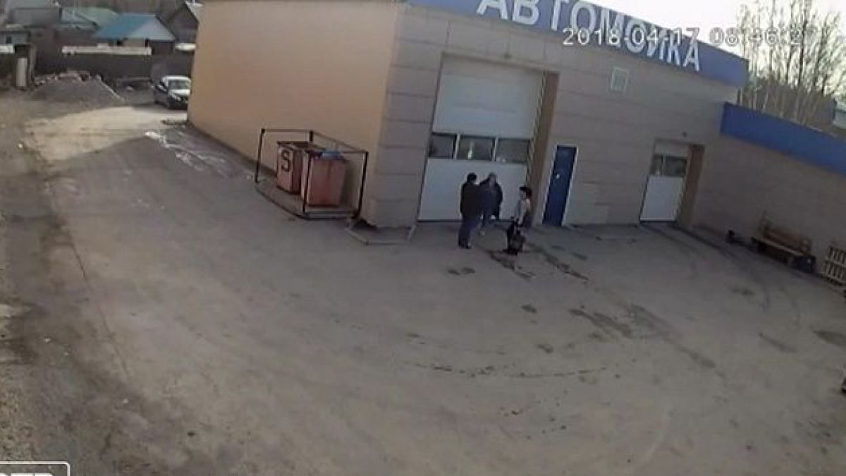 Служител в автомивка прегази жена с Мерцедес на клиент (ВИДЕО 18+)