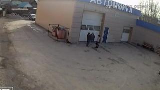 Служител в автомивка прегази жена с Мерцедес на клиент (ВИДЕО 18+)