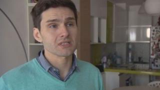 Актьор от театър "София" проплака: Живее в сграда на пъпа на София без ток и вода
