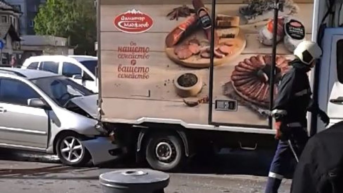 Първи СНИМКИ и ВИДЕО от тежка верижна катастрофа с 2 автобуса и 5 коли на възлово кръстовище в София 