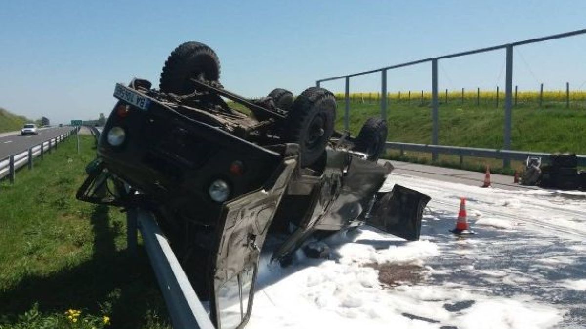 Военни се обърнаха с УАЗ на „Тракия“, пожарникари ги спасиха от взрив
