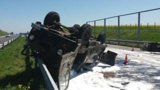 Военни се обърнаха с УАЗ на „Тракия“, пожарникари ги спасиха от взрив