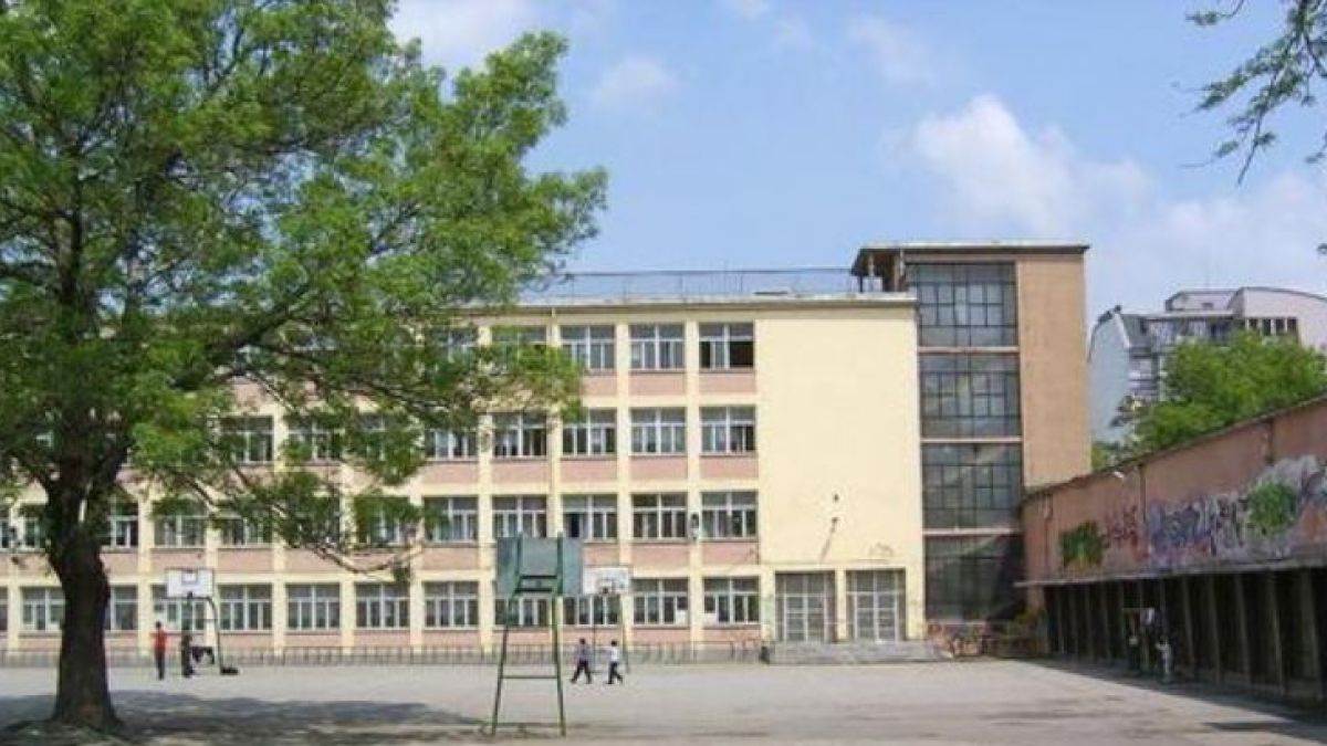Лудост в столичното 112-о СУ: Първокласничка налага с камъни и пръчка съученичка! Извращенията не спират до тук