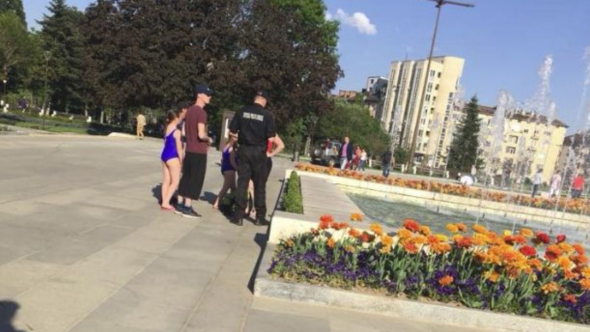 Цяла София се чуди: Защо тези деца са облечени така и какво смятат да правят във фонтана пред НДК (СНИМКИ)