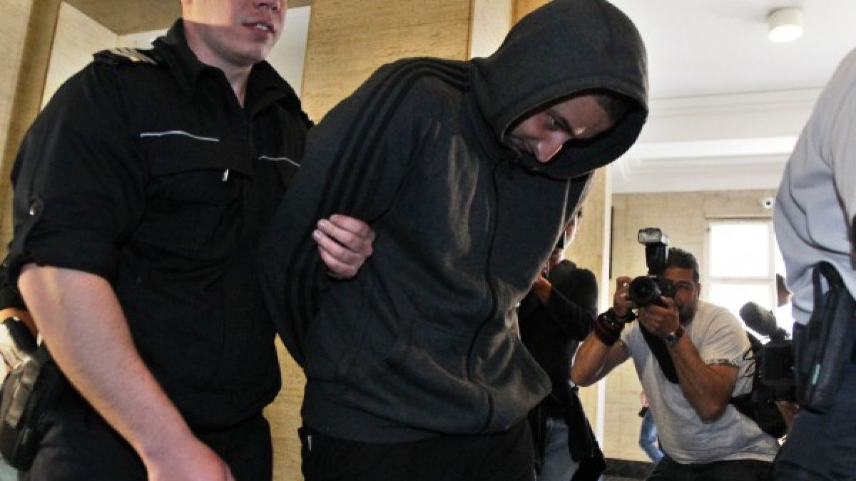 Адвокатът на Йордан Исаев представи невероятна версия за хвърлената бомбичка, която рани двама полицейски служители