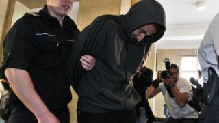Адвокатът на Йордан Исаев представи невероятна версия за хвърлената бомбичка, която рани двама полицейски служители