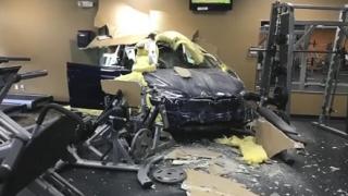 Автомобил Tesla влетя във фитнес (ВИДЕО)