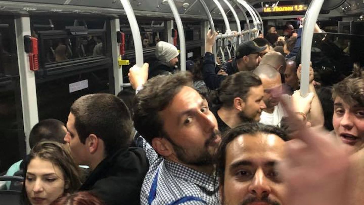 Първо в БЛИЦ: Мрежата прегря от това ВИДЕО и СНИМКА, направени в нощния градски транспорт на София! 