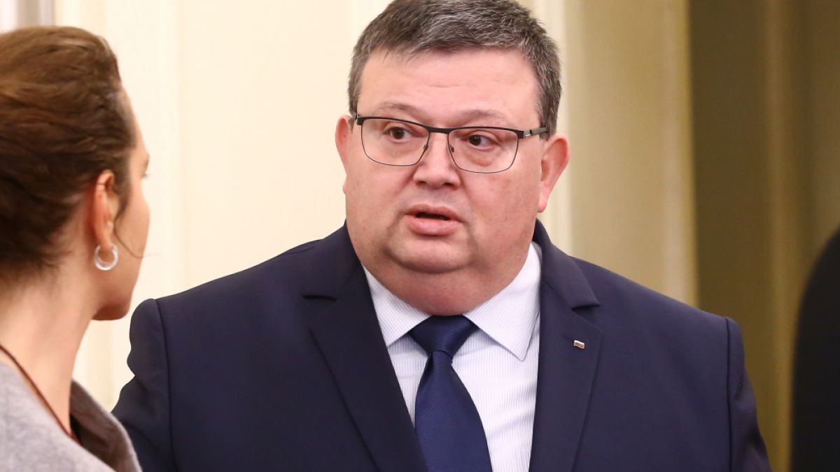 Цацаров с коментар за закопчаните подкупни даяджии