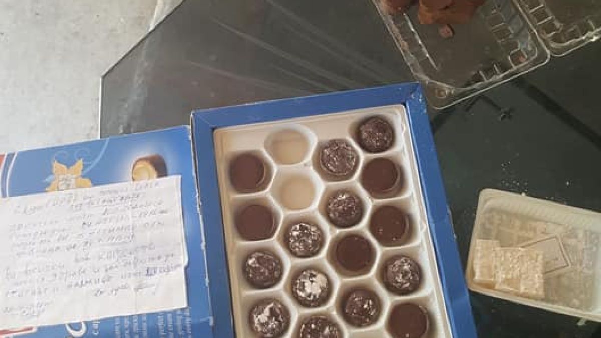 Само в БЛИЦ! Дядо написа тази бележка на съседите си в столичен блок и ги разрева от умиление (СНИМКИ)
