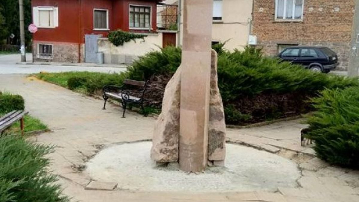 Всички се чудят и маят какво е това чудо насред Брацигово (СНИМКА)