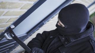 Брутална кражба в Сапарева баня! Апаши задигнаха 20 бона, заключени в еднотонова каса 