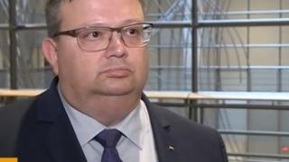 Цацаров за оковаването на Иванчева: Няма арест, който да не е унизителен, просто бе спазен законът! 