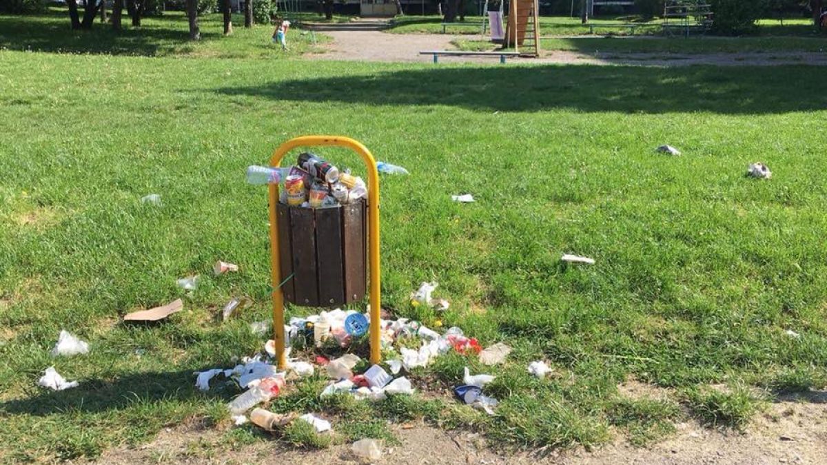 Срамно! Вижте в каква кочина си играят децата в "Люлин 2", а родителите им… (СНИМКИ)