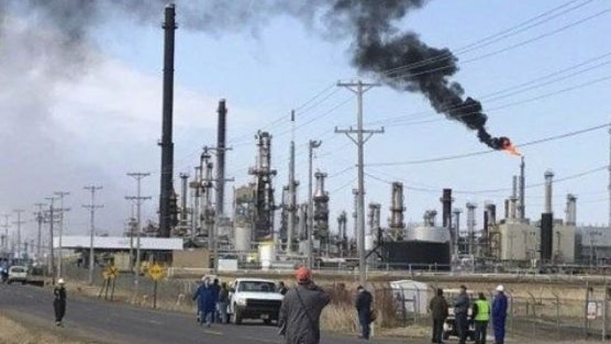 Силен взрив избухна в рафинерия в САЩ, има много пострадали (СНИМКИ/ВИДЕО)