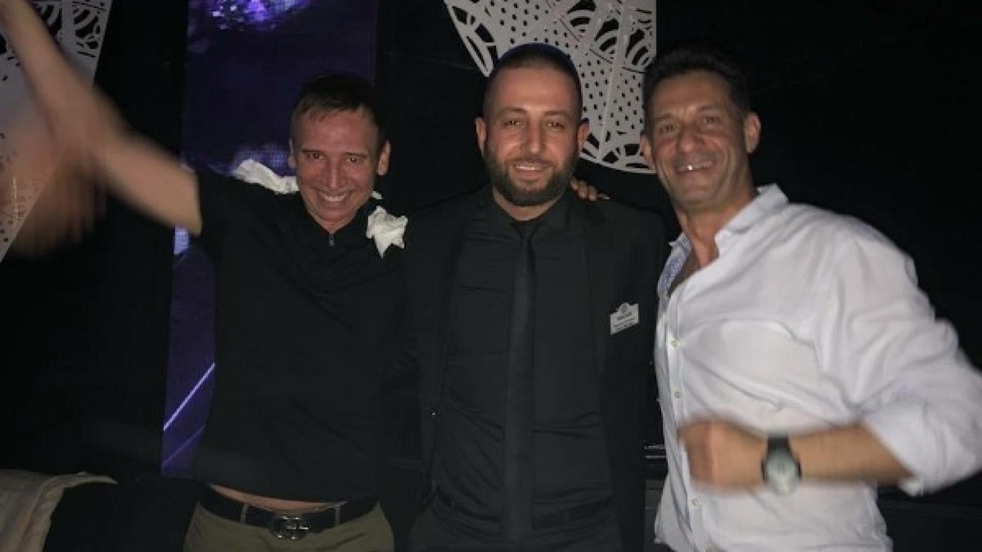 Виктор Калев и Камен Воденичаров мятат салфетки и пеят с пълно гърло на Азис!