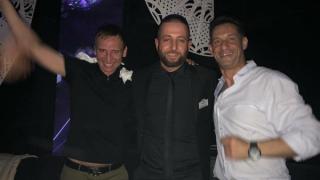 Виктор Калев и Камен Воденичаров мятат салфетки и пеят с пълно гърло на Азис!