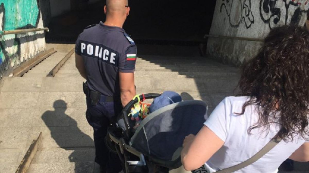Истината за СНИМКАТА на полицай и майка с количка, която трогна цяла България, ще ви шокира!