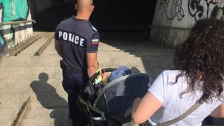 Истината за СНИМКАТА на полицай и майка с количка, която трогна цяла България, ще ви шокира!