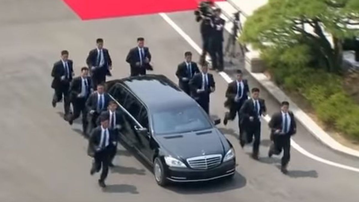 Символично: Лидерите на двете Кореи засадиха дърво с пръст от различни краища на полуострова (ВИДЕО)