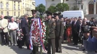 БЛИЦ ТV: Цветя и венци обсипаха паметника на Цар Освободител 