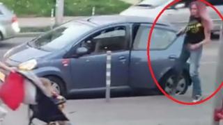 Потресаваща глупост! Розовокоса шофьорка затапи оживен столичен булевард и сътвори истински панаир (ВИДЕО)