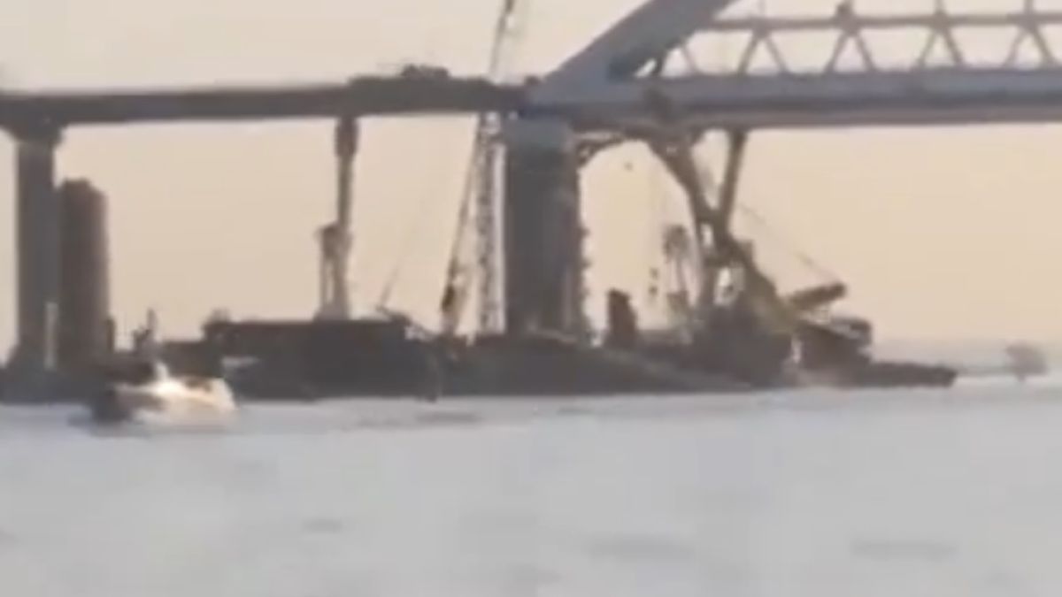ВИДЕО: Военни кораби минаха под Кримския мост и се отправиха към Ростов-на-Дон (ВИДЕО)