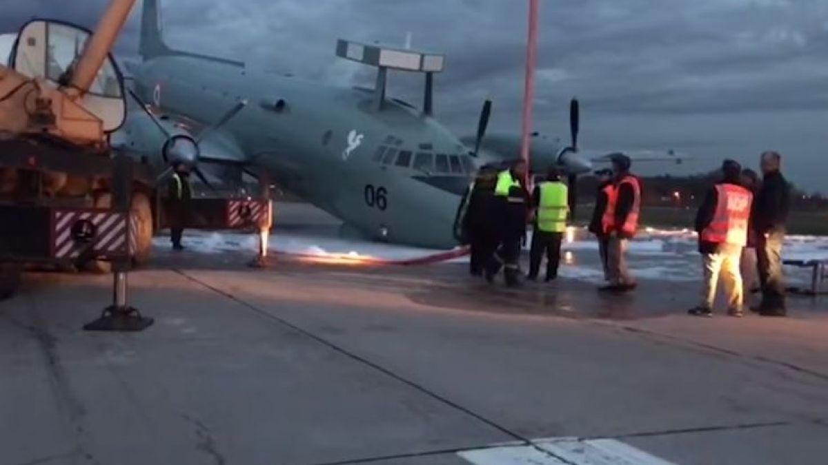 Инфарктно ВИДЕО! Военен самолет кацна аварийно край Москва - трагедията беше предотвратена от...