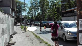 Извънредно! Труп лежи край Младежкия дом във Варна (СНИМКИ)