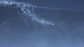 Уникално ВИДЕО! Сърфист постигна световен рекорд, покорявайки най-голямата вълна