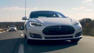 Tesla се движи сама, а шофьорът... (ВИДЕО)