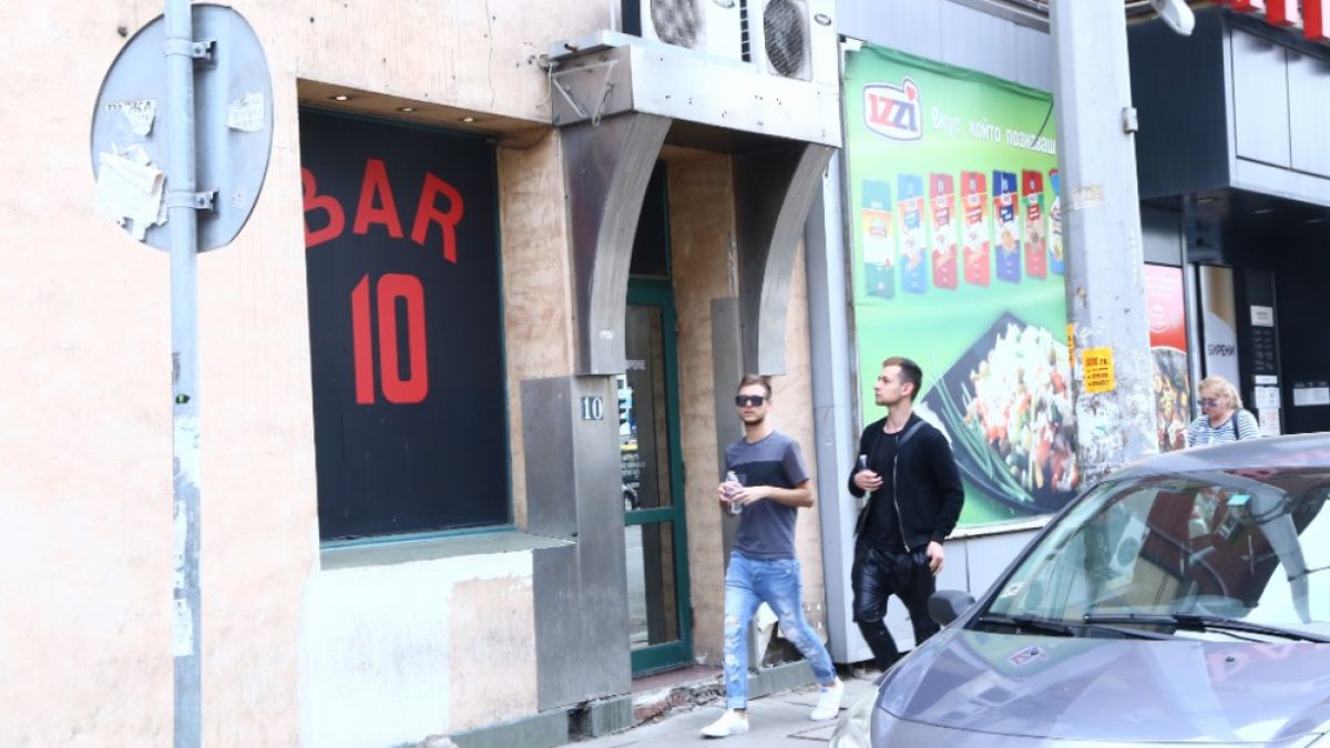 Фоторепортаж в БЛИЦ! Това е култовият бар "10" в София, в който кметът на Тъжа въртял бардак за проститутки