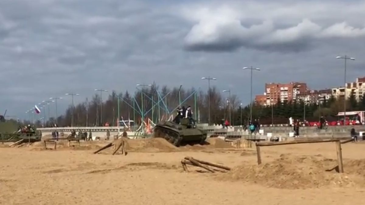 Танк гази зрители на фестивал в Санкт Петербург! СТРАХОВИТО ВИДЕО