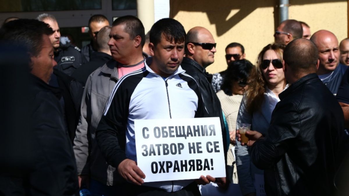 Важни служители в държавата излизат на протест