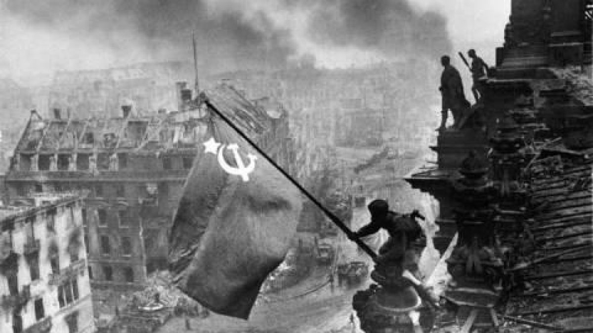 1 май 1945 г. Червеният флаг се вее над Райхстага